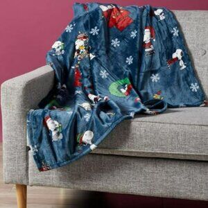 NIB Berkshire Blanket Peanuts Charlie Brown Snoopy Christmas Plush Throw 60"x70"